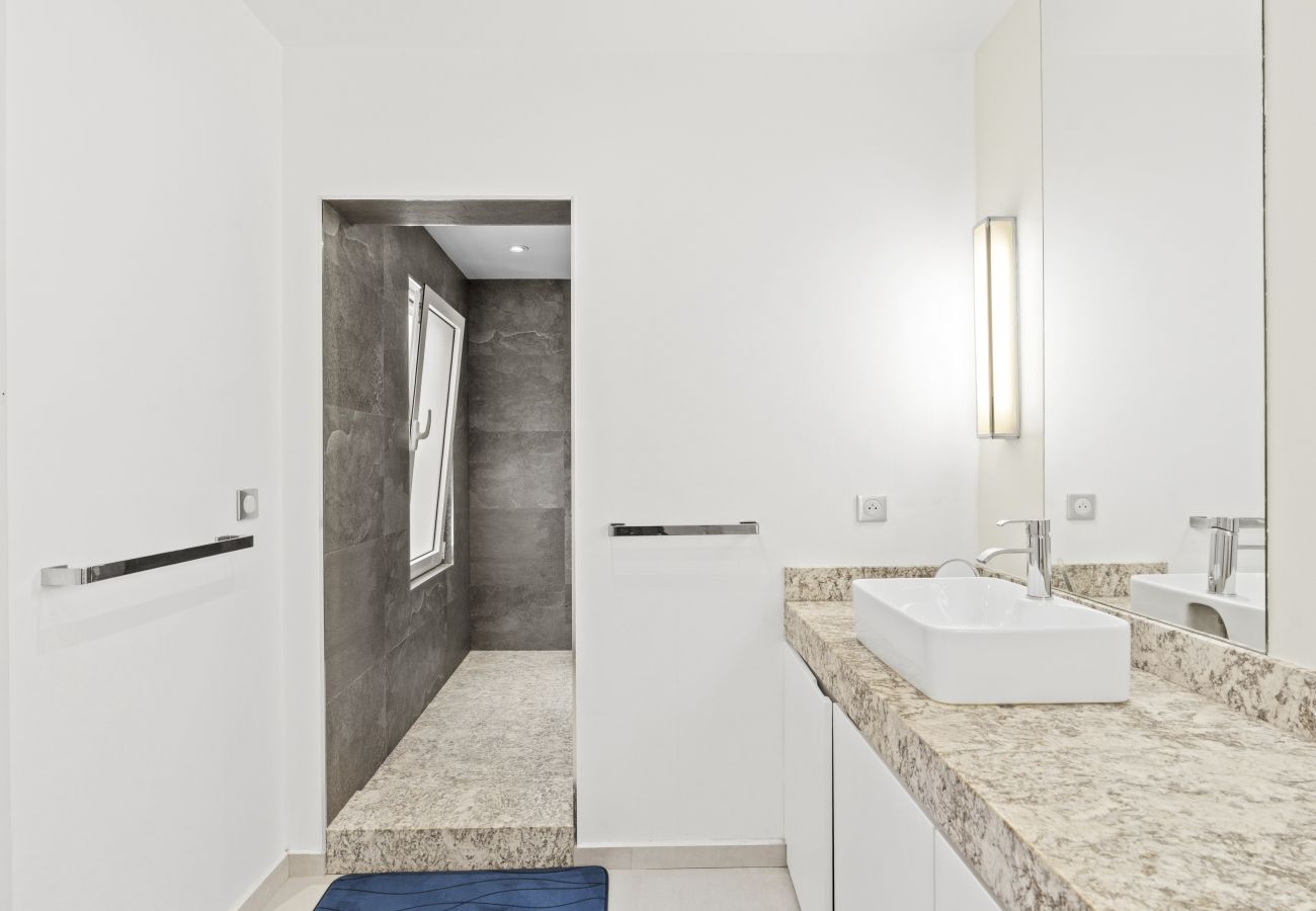 Maison à Terres Basses - Luxury Beachfront Villa with Private Pool & Jacuzz