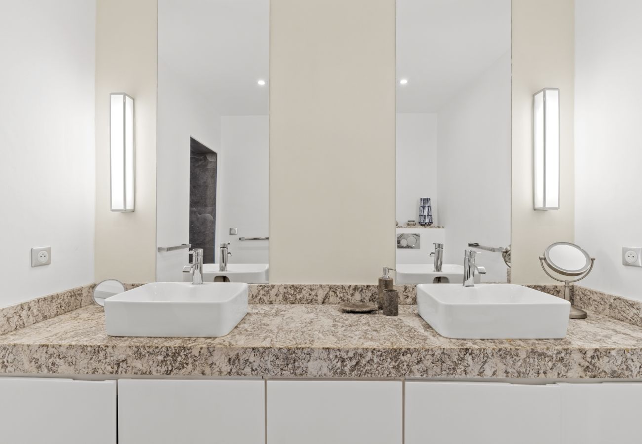 Maison à Terres Basses - Luxury Beachfront Villa with Private Pool & Jacuzz