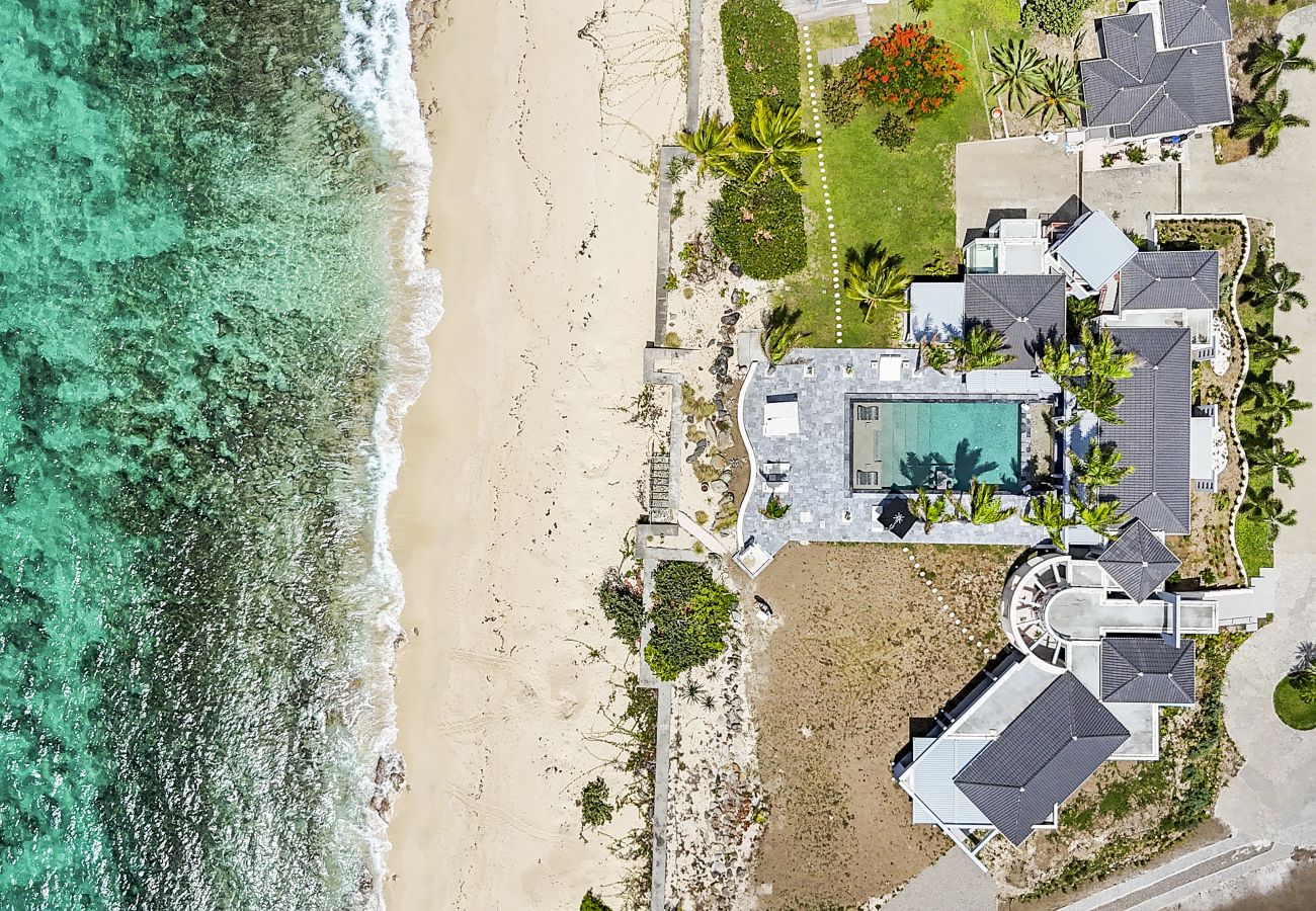 House in Terres Basses - Luxury Beachfront Villa with Private Pool & Jacuzz