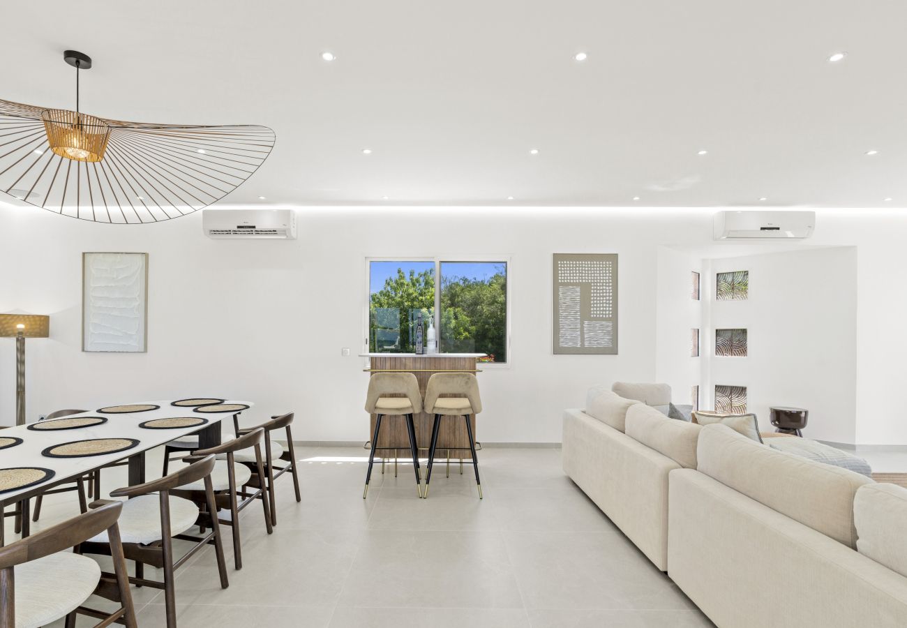 House in Terres Basses - Luxury Beachfront Villa with Private Pool & Jacuzz