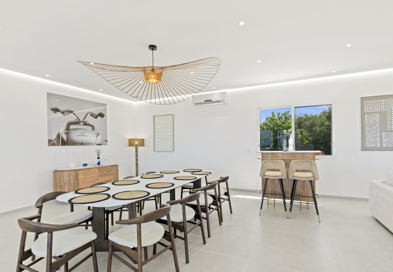 House in Terres Basses - Luxury Beachfront Villa with Private Pool & Jacuzz