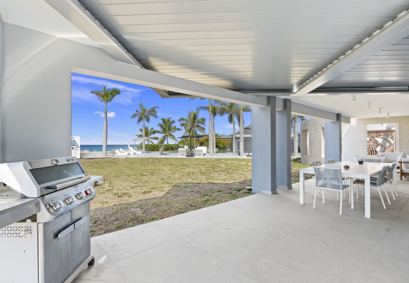 House in Terres Basses - Luxury Beachfront Villa with Private Pool & Jacuzz