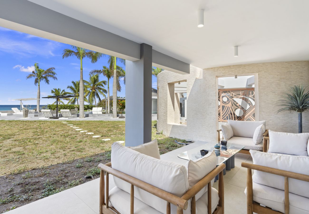 House in Terres Basses - Luxury Beachfront Villa with Private Pool & Jacuzz