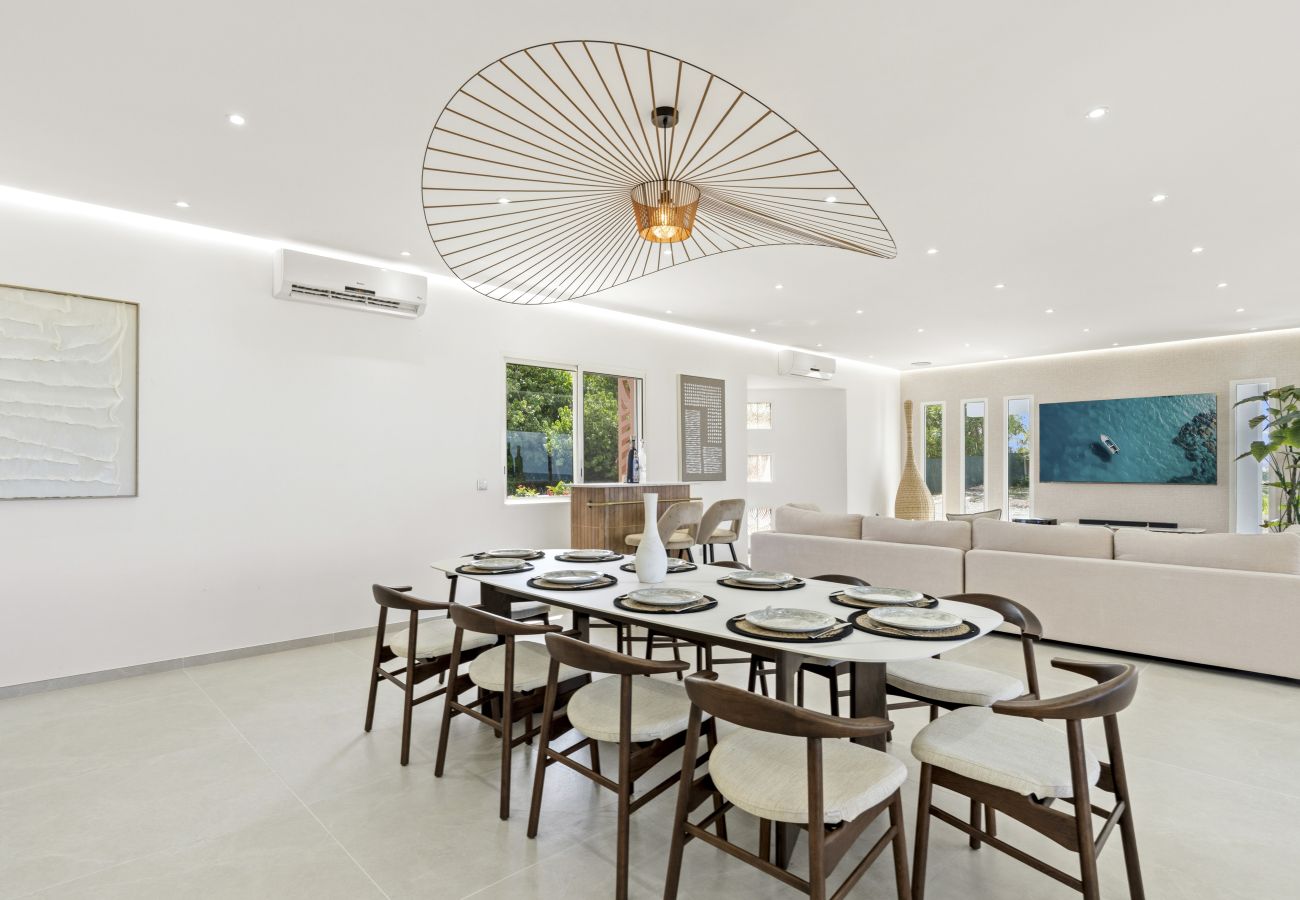 House in Terres Basses - Luxury Beachfront Villa with Private Pool & Jacuzz