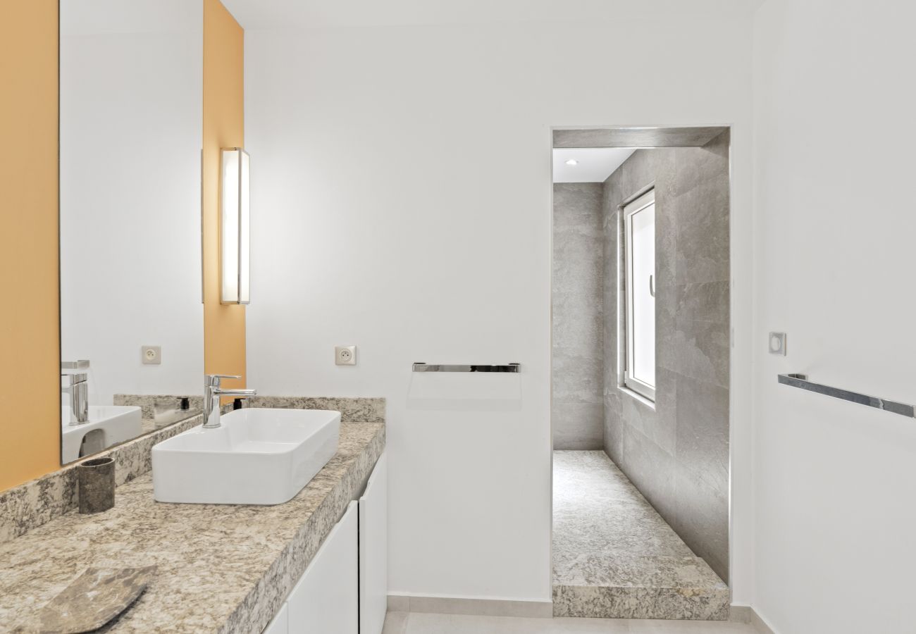 House in Terres Basses - Luxury Beachfront Villa with Private Pool & Jacuzz