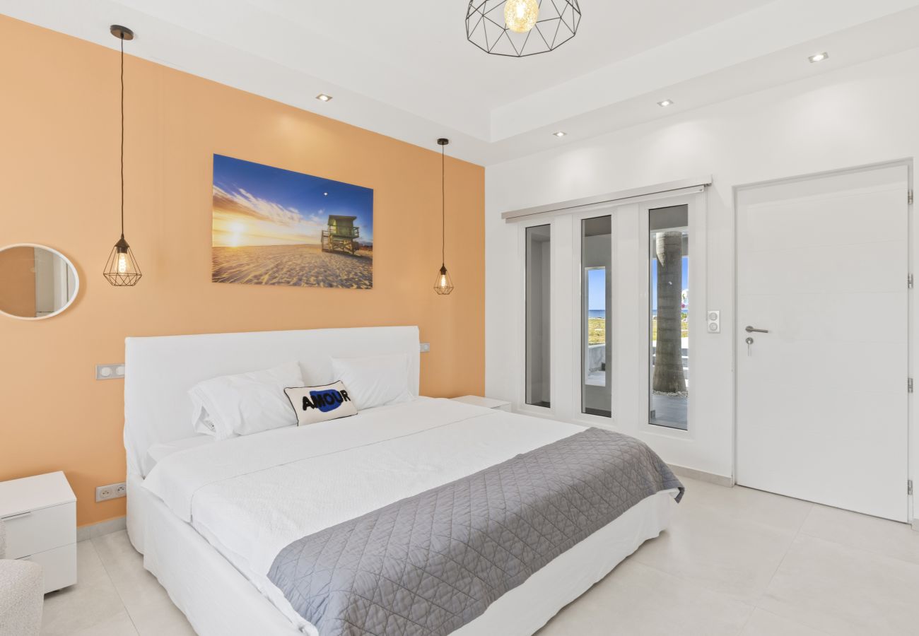 House in Terres Basses - Luxury Beachfront Villa with Private Pool & Jacuzz