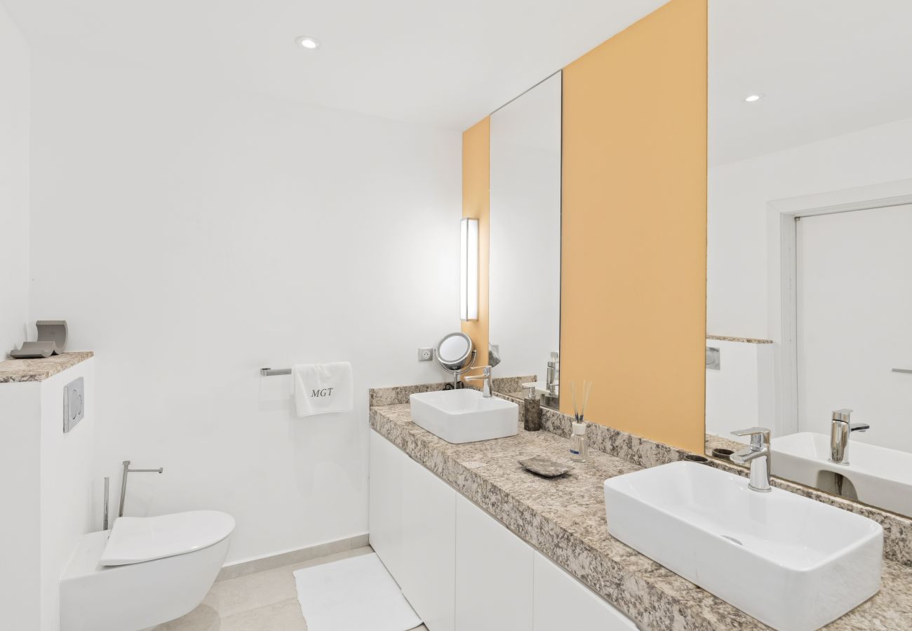 House in Terres Basses - Luxury Beachfront Villa with Private Pool & Jacuzz