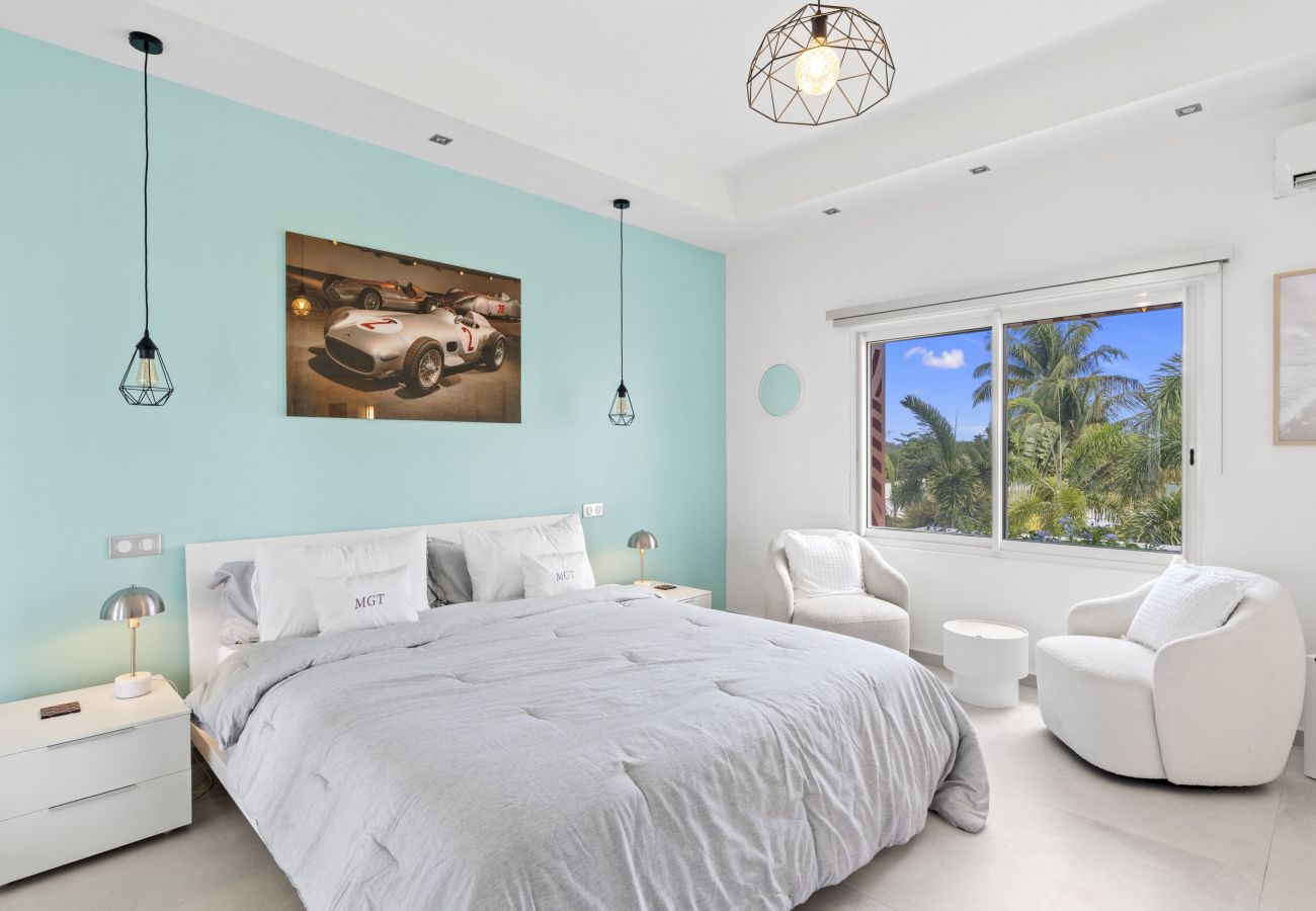 House in Terres Basses - Luxury Beachfront Villa with Private Pool & Jacuzz