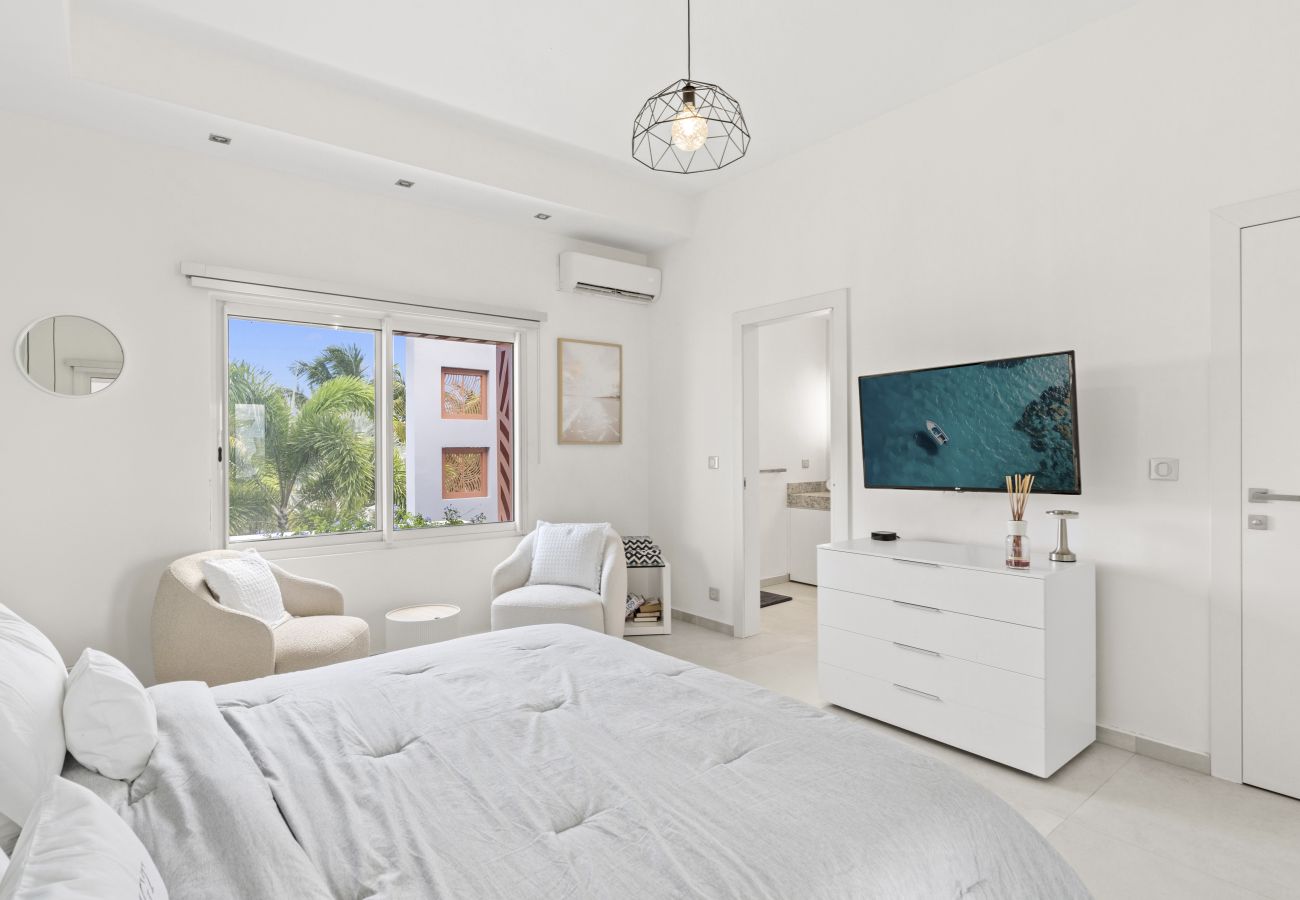 House in Terres Basses - Luxury Beachfront Villa with Private Pool & Jacuzz