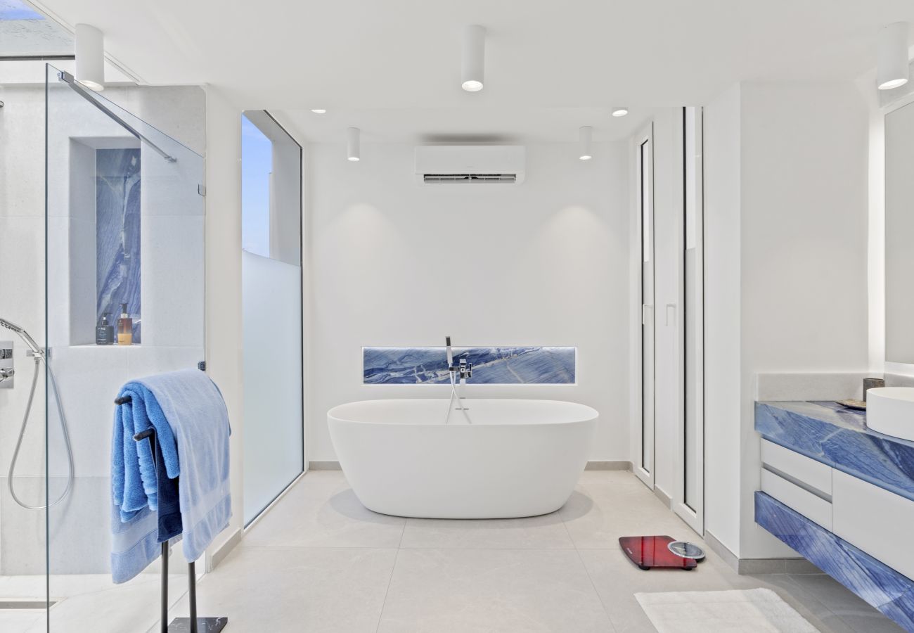 House in Terres Basses - Luxury Beachfront Villa with Private Pool & Jacuzz