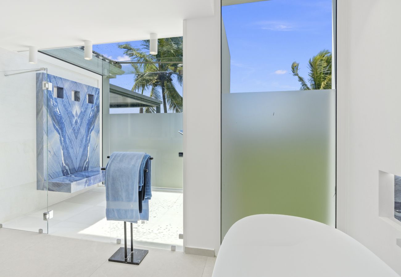 House in Terres Basses - Luxury Beachfront Villa with Private Pool & Jacuzz