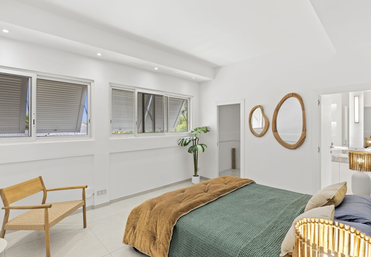 House in Terres Basses - Luxury Beachfront Villa with Private Pool & Jacuzz