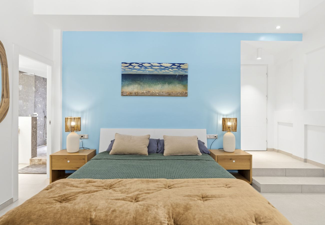 House in Terres Basses - Luxury Beachfront Villa with Private Pool & Jacuzz